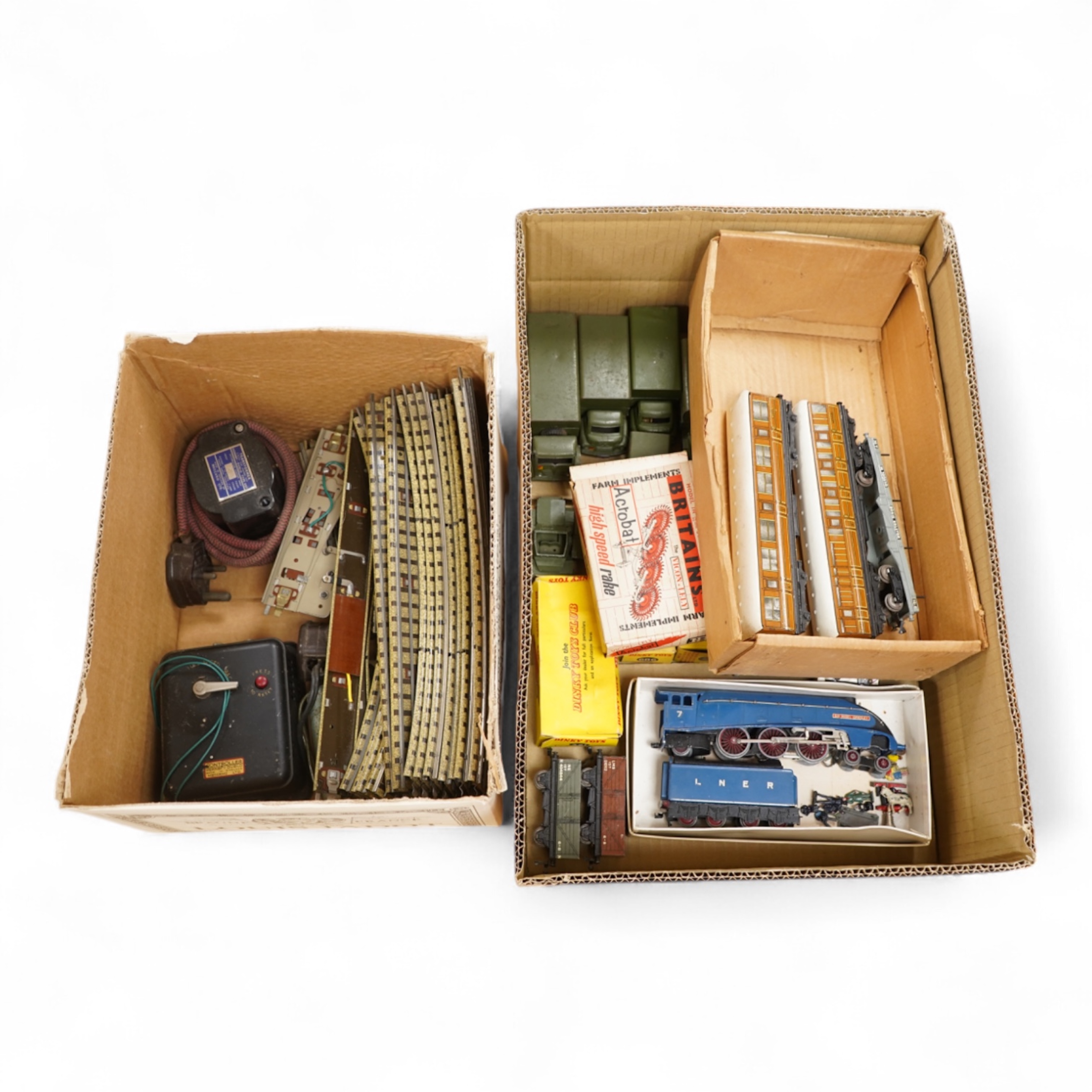 A quantity of Dinky Toys and Hornby Dublo including nineteen military Dinky and farm accessories (three boxed), plus a boxed Britains high speed rake complete with inner packing/display tray (9537)